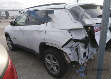 2023 Jeep Compass Latitude 4X4 z USA, uszkodzony, nr VIN 3C4NJDBN9PT553441